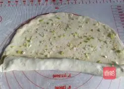 Illustration of how to make crispy green onion cake 6