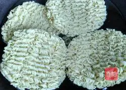 Illustration of how to make fried noodles with eggs 2