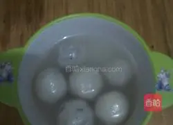 Illustration of making homemade black sesame glutinous rice balls 6