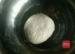 Illustration of how to make milk-flavored pumpkin two-color steamed buns 4