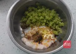 Illustration of how to make Longli fish and celery dumplings 3