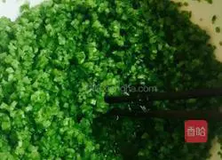 Illustration of how to make celery, pepper and pork dumplings 3