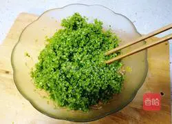 Illustration of how to make ravioli stuffing with minced meat and artemisia 7