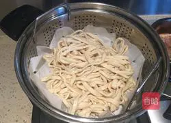 Illustration of how to make steamed beans and noodles 3