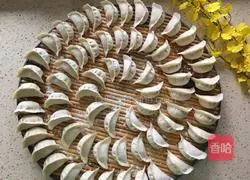 Illustration of how to make cabbage and pork dumplings 16