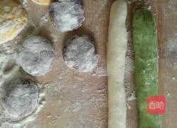 Illustration of making jade cabbage dumpling wrapper 1