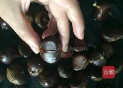 Illustration of how to make chestnuts in electric baking pan 4