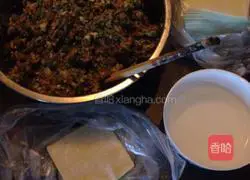 Illustration of how to make wontons stuffed with cabbage stuffing 1