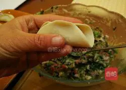 Illustration of how to wrap dumplings 3