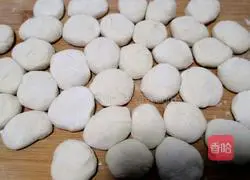 Illustration of how to make celery and pork wontons 6