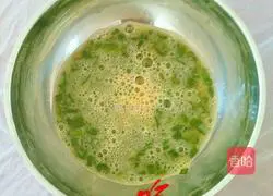 Illustration of how to make golden fried steamed buns 2