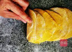 Illustration of how to make rose pumpkin steamed buns 4