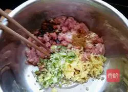 Illustration of how to make pork and beans stuffed buns 2