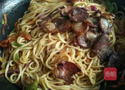 Illustration of how to make sausage fried noodles 11