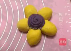 Illustration of how to make plum blossom steamed buns 8
