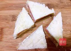 Illustration of how to make ham and omelette sandwich 13