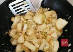 Illustration of how to make fried diced steamed buns with cabbage 4