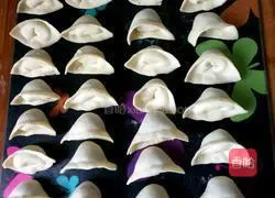 Illustration of how to make pork and celery stuffed dumplings 11