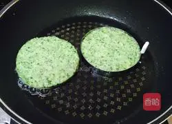 Illustration of how to make broccoli egg pancake 9