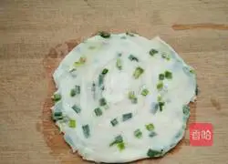 Illustration of how to make dumpling skin version of scallion pancake 12