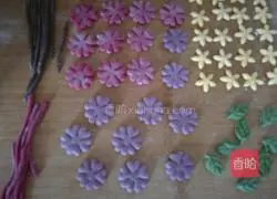 Illustration of how to make longevity peach with vegetable juice (flower buns) 4