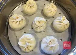 Illustration of how to make pickled cabbage and pork buns 17