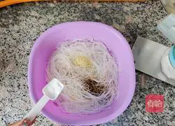 Illustration of how to make fried vermicelli (fried rice noodles with ham, carrots and vegetables) 4