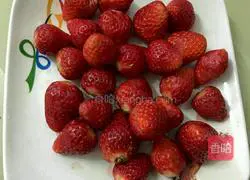 Illustration of how to make strawberry crepe 1