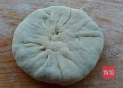 Illustration of how to make pork, mushroom, and cabbage pie 11