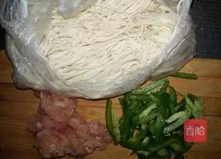 Illustration of how to make fried noodles with shredded chicken 1