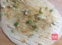 Illustration of how to make green onion, pepper and salt pancakes 4