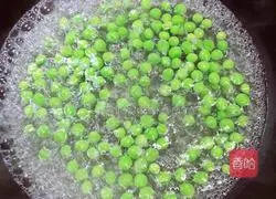 Illustration of how to make pineapple and shrimp fried rice 6