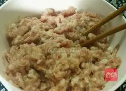 Illustration of how to make steamed meat cakes 8
