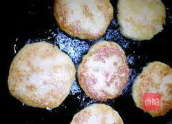 Illustration of how to make pan-fried potato and shrimp cakes 13