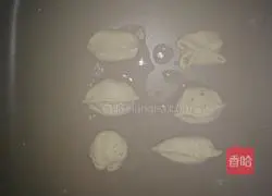 Illustration of how to make fish paste and flower dumplings with steamed buns 8