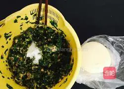 Illustration of making dumplings stuffed with pork and chives 5