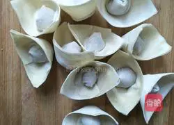 Illustration of how to make ice flower wontons 2