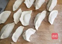 Illustration of how to make dumplings filled with melon, pepper and meat 15