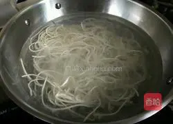 Illustration of how to make bacon fried noodles 3