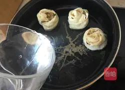 Illustration of how to make dumpling wrapper flower rolls 8