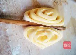 Illustration of how to make pumpkin flower roll steamed buns 11