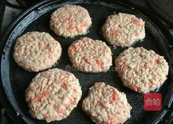 Illustration of how to make lotus root meat pie 6