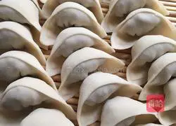 Illustration of how to make pork, mushroom, and green onion dumplings 5