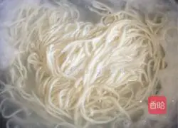 Illustration of how to make shredded pork noodles 5