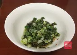 Illustration of how to make scallion pancakes 13