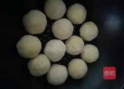 Illustration of how to make fried steamed buns with pumpkin dough and green bean filling 6