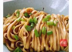 Illustration of how to make noodles with scallion oil 7
