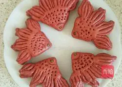 Illustration of how to make red rice and fish steamed buns 8