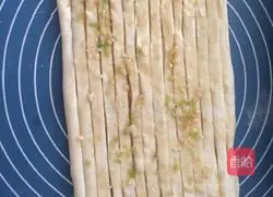 Illustration of how to make scallion golden cake 6