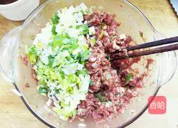 Illustration of how to make mutton dumpling stuffing 7